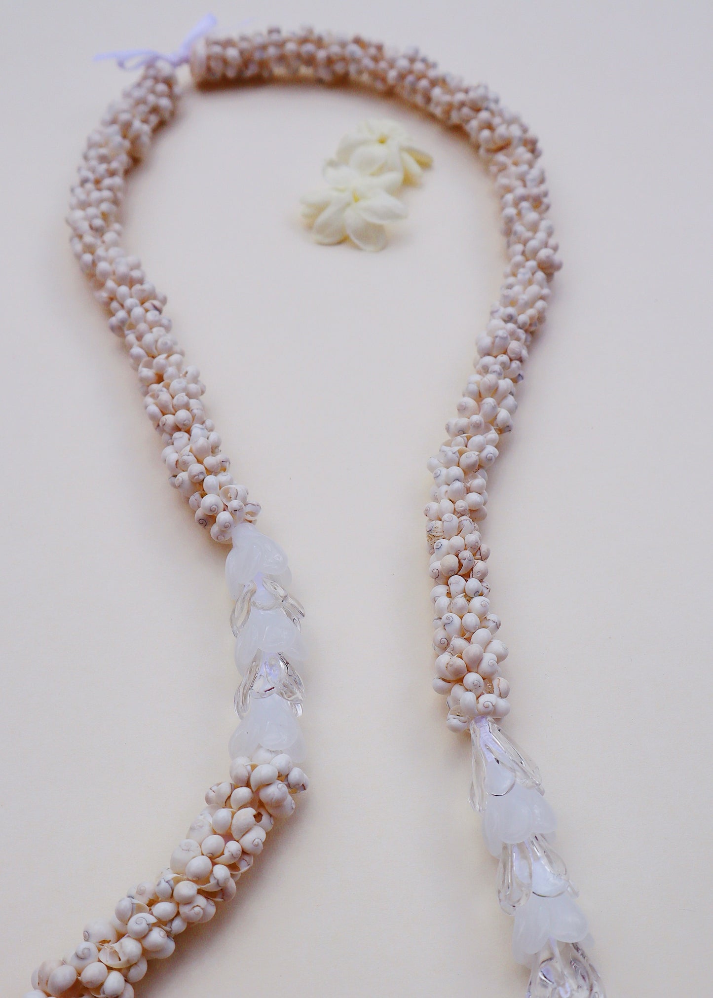 Pikake Mongo Shell Lei with 10 Glass Pua