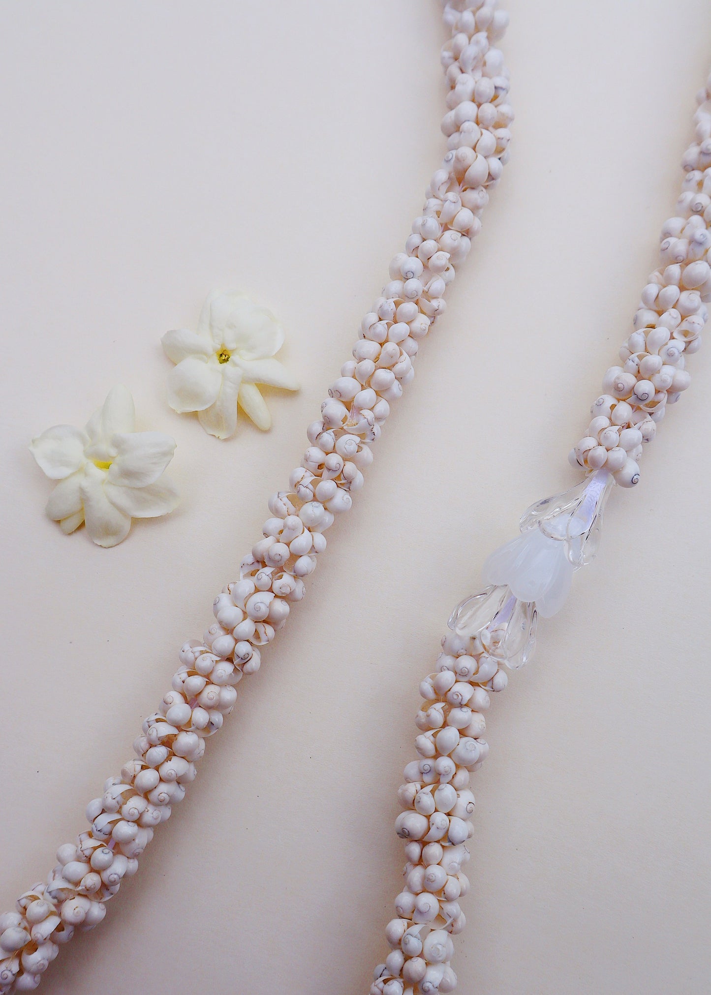 Pikake Mongo Shell Lei with 3 Glass Pua