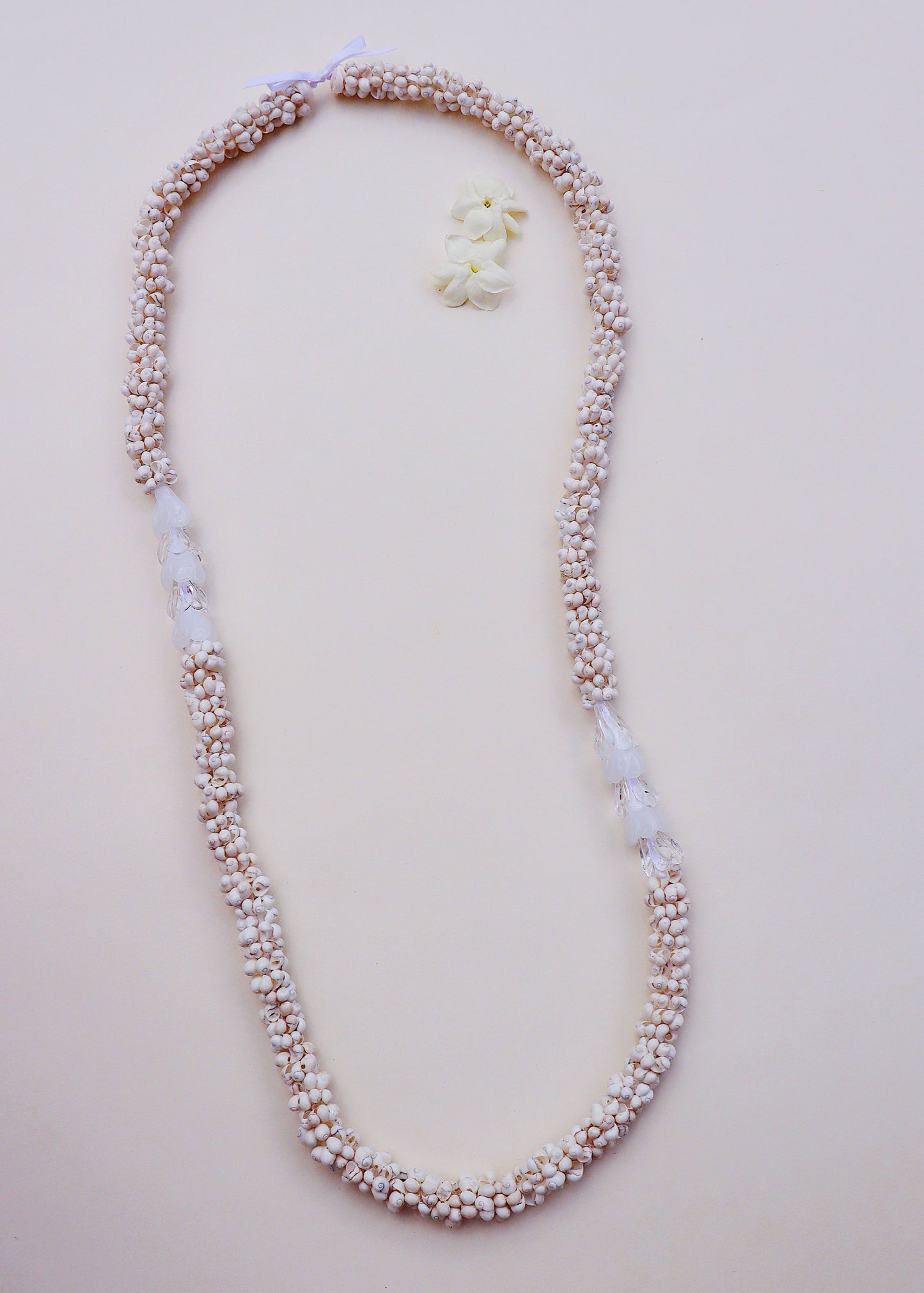 Pikake Mongo Shell Lei with 10 Glass Pua